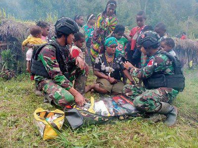 Prajurit TNI melaksanakan pelayanan kesehatan 
