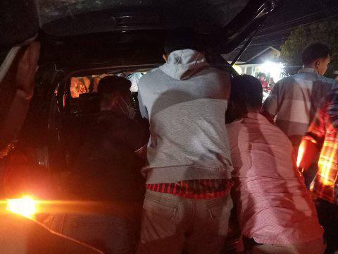 Terduga pembunuhan diamankan saat dipindahkan dari mobil lain ke bagasi belakang mobil Avanza Hitam Nopol BK 1396 AJA, dan dibawa ke RSUD Pandan.