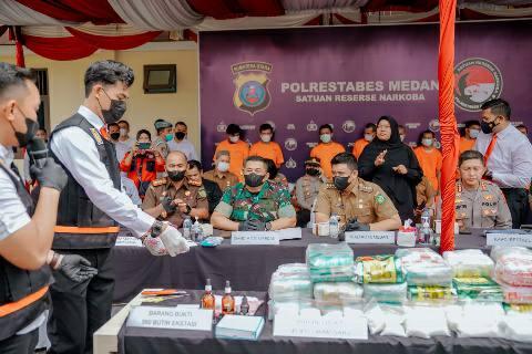 Rilis Kasus dan Pemusnahan Barang Bukti (BB) Narkoba di halaman Mapolrestabes Medan, Senin (4/7/2022).