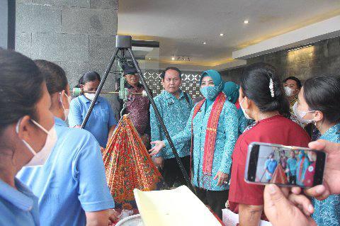 Tri Tito Karnavian didampingi Sekretaris TP PKK Sumut Reza Vahlevi Lubis dalam kunjungan kerja (kunker) selama 4 hari di Sumut, Jumat (22/7)