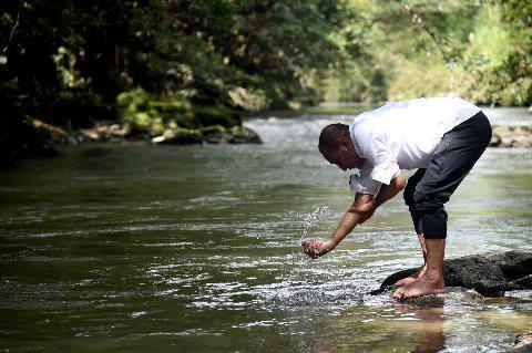 Edy Rahmayadi menyempatkan diri untuk beristirahat, salat dan makan siang (Isoma) di tepi Sungai Ordi Desa Penanggalan Binangaboang, Kecamatan Salak.