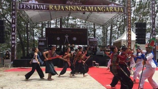 Penampilan atraksi seni budaya tradisional Batak