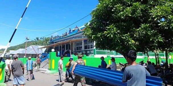 Prajurit TNI turut serta merenovasi masjid