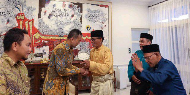 Musa Rajekshah menerima kunjungan Pengurus Himpunan Telangkai Pelestari Adat Melayu (HTPAM) Sumut di Rumah Dinas Jabatan Wagub Sumut, Jalan Teuku Daud, Medan, Senin (18/7).