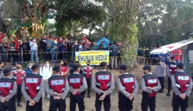 Suasana ekshumasi di pemakaman Brigadir J di Muaro Jambi, Rabu (27/7)