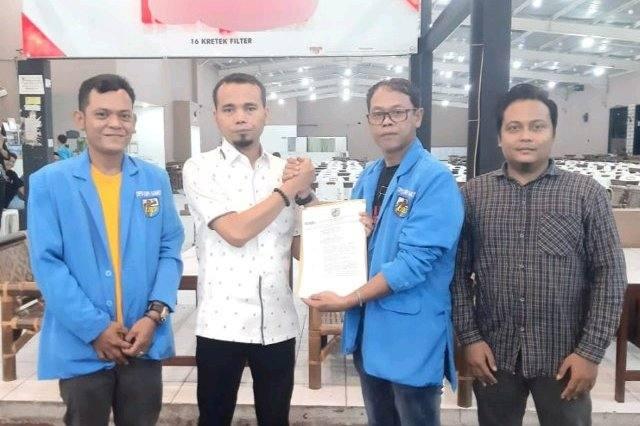 Junaidi Marpaung menerima SK Pengurus Carataker dari DPD KNPI Sumut untuk menjadi perpanjangan tangan di wilayah Kabupaten Labuhanbatu, Jum'at (29/07/2022). 