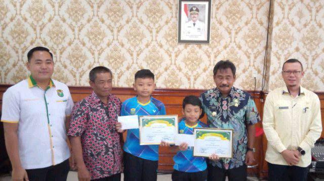 Walikota Binjai dan 2 atlet muda berprestasi 