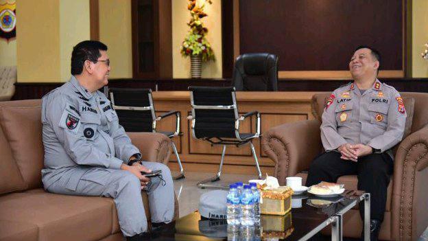 Laksma Bakamla Dr. Haris Djoko Nugroho saat melaksanakan kunjungan kerja