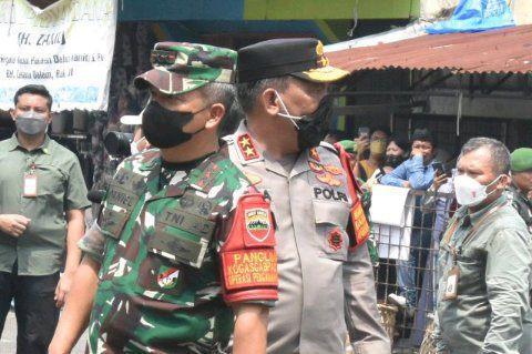 Pangdam I/BB dan Kapolda Sumut di Pasar Petisah Medan, Kamis (7/7)