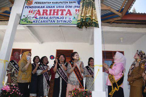 Nawal Lubis besama Bunda PAUD Kabupaten Dairi Romy Mariani Eddy Berutu, meresmikan PAUD Arihta di Desa Sitinjo I, Kecamatan Sitinjo, Kabupaten Dairi, Kamis (21/7/2022).