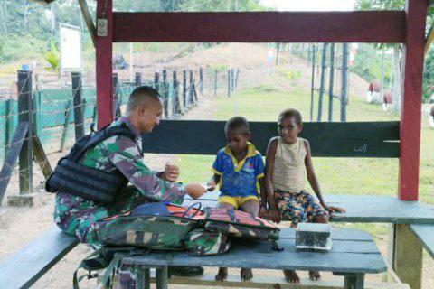 Tim Kesehatan Pos KM 140 Satgas Pamtas RI-PNG Yonif 126/KC tetap memberikan pelayanan kesehatan gratis bagi masyarakat