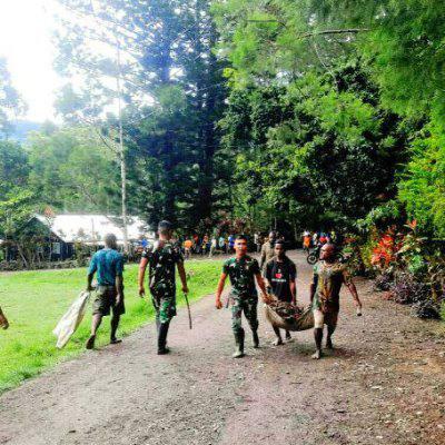 Kerja bakti membersihkan jalan yang merupakan akses utama menuju gereja di Distrik Kelila