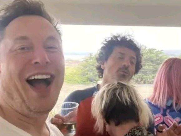 Elon Musk kasih bukti foto tak selingkuh dengan istri pendiri Google.