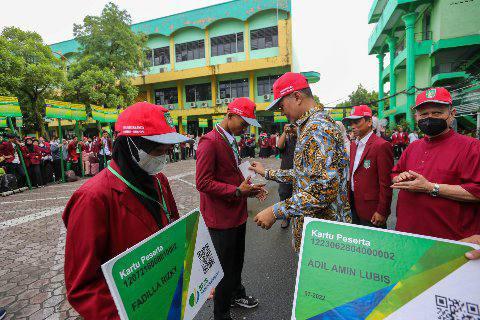 Musa Rajekshah menghadiri sekaligus melepas 1.100 mahasiswa UISU yang akan melakukan Kuliah Kerja Nyata (KKN) Tematik, di Kampus UISU, Jalan Sisingamangaraja Medan, Selasa (12/7).