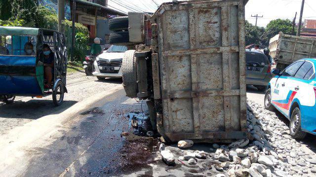 Material batu dan BBM truk berserak di jalan Gatot Subroto Binjai, Jumat (1/7).
