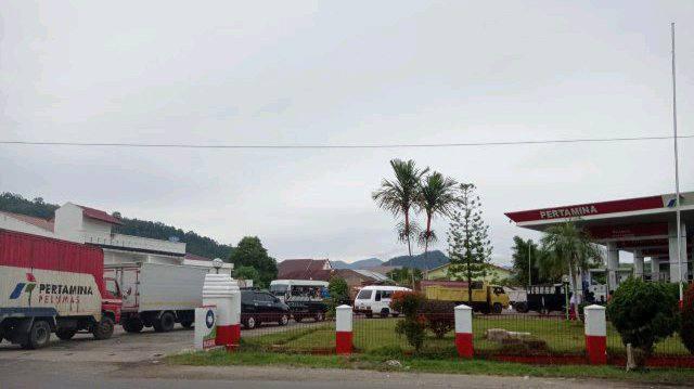 Antrian panjang pengisian bahan bakar minyak di salah satu SPBU di Tapteng 