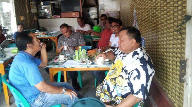 Syarfi Hutauruk bersama masyarakat Sibolga di warung kopi