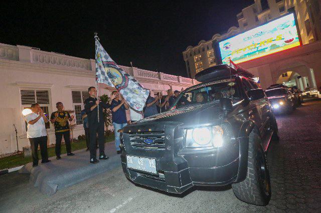 Musa Rajekshah menjamu ratusan peserta Jambore Nasional Komunitas Ford Everest Club Indonesia (FEVCI) di Aula Raja Inal Siregar, Kantor Gubernur, Jalan Pangeran Diponegoro 30, Medan, Jumat (1/7) malam.
