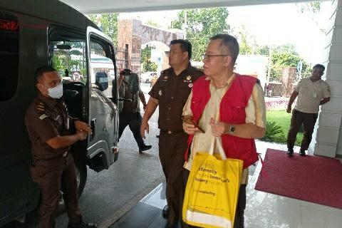Dua tersangka yang ditahan adalah M (selaku Pejabat Pembuat Komitmen/PPK) dan Kuasa Pengguna Anggaran/KPA), kemudian tersangka RRES (selaku Direktur PT Jaya Sukses Prima)