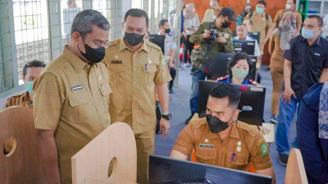 Sekda berinteraksi dengan peserta Assessment