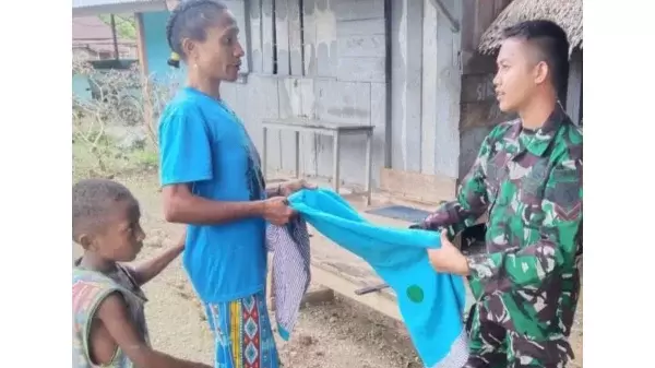 Satgas Yonif 143/TWEJ yang dipimpin oleh Serda Ricky Rizaldy mengunjungi pemukiman warga Kampung Yabanda