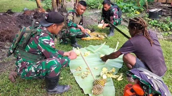 Anjangsana ke rumah masyarakat dan membantu kesulitan masyarakat yang dikunjungi