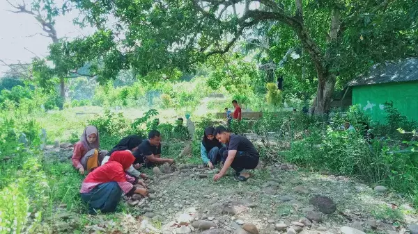 Pembersihan TPU desa Purbasinomba