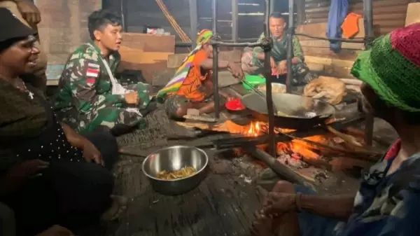 Personel Pos Kiwirok bersama masyarakat 