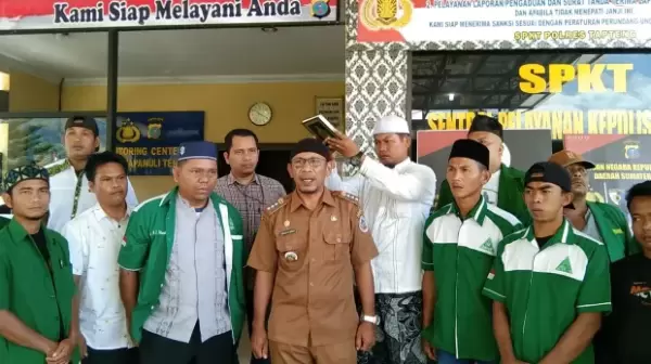 Camat Pinangsori, Beib Andi Haqiqi Manik melakukan sumpah dengan Alquran diatas kepala.