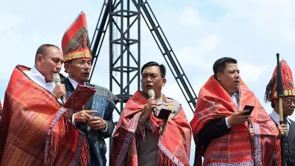 Edy Rahmayadi menghadiri Pesta Syukuran Pomparanni Raja Nai Ambaton (Parna) Indonesia, di Pantai Tandarabun, Desa Dosroha, Simanindo, Samosir, Sabtu (8/7/2023). 