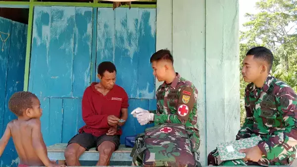 Demi Kesehatan Warga, Satgas Yonif 143/TWEJ Lakukan Pengobatan Keliling di Pedalaman Papua