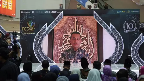Musa Rajekshah memberikan sambutan secara online dalam acara Festival Ekonomi Syariah Regional Sumatera 2023, Road to ISEF 2023 yang digelar di Plaza Medan Fair Medan, Minggu (23/7). 