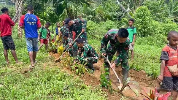 Kegiatan para siswa untuk bergotong royong membersihkan sekolah