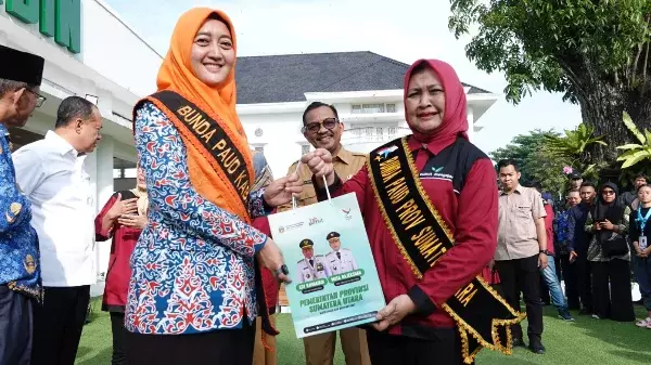 Nawal Lubis menyerahkan secara simbolis tablet kepada Bunda PAUD Kabupaten Batubara Maya Indriasari Zahir sebagai upaya percepatan digitalisasi masyarakat Sumut di Aula Tengku Rizal Nurdin, Senin (17/7).