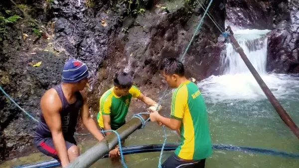 Aksi prajurit Satgas Yonarmed 1 Kostrad memperbaiki saluran air bersih 