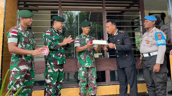 Satgas Pamrahwan Maluku Yonarmed 1 Kostrad memberikan kejutan kepada personel Polsek Kairatu