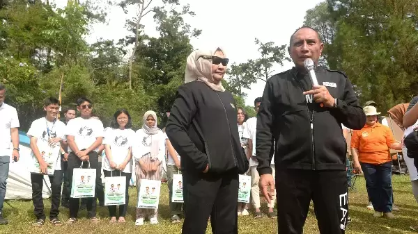 Edy Rahmayadi didampingi oleh Ketua TP PKK Provinsi Sumut Ny Nawal Lubis menghadiri gelaran Camping ilmiah pelajar Medan bersama SMA Negeri 3 Medan di Taman Hutan Rakyat (Tahura) Berastagi Kecamatan Dolat Rayat, Kabupaten Karo. Minggu (30/7).