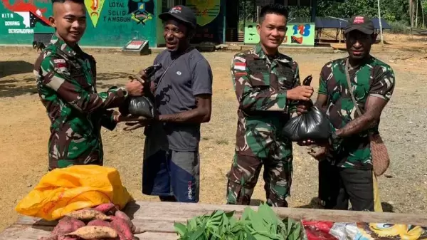 Prajurit TNI menerima hasil kebun dari masyarakat 