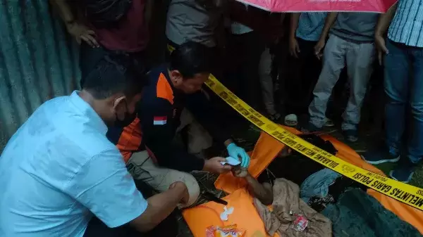 Jenazah Sumitro ketika akan dievakuasi 