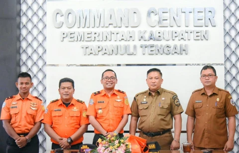 Pj. Sekdakab Tapteng, Dr. Erwin Hotmansah Harahap S.STP, MM., didampingi Kepala BPBD Tapteng, Ramlan Husein Siregar, foto bersama Kepala Kantor SAR Nias, Putu Arga Sujarwadi SH.,MM., dan Koordinator Pos SAR Sibolga, Ruvinus Bangun beserta Pejabat Utama SA