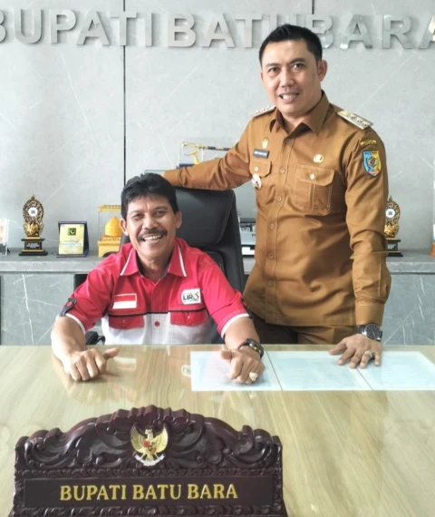 Pj. Bupati Heri rangkul bahu Bupati LIRA Taufiq, saat foto bersama serta pengurus yang ikut hadir dalam beraudensi.