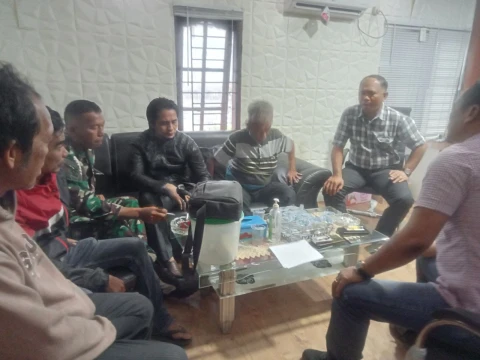 Penyerahan Ketiga Terduga pelaku judi togel Personil Kodim 0210/TU kepada Kasat Reskrim Polres Taput.