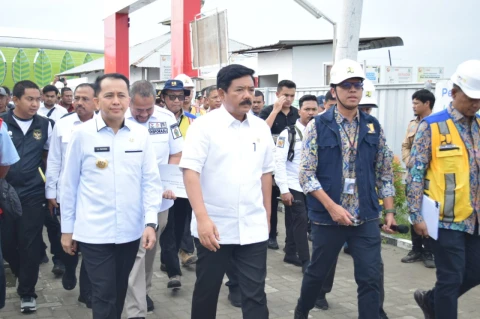 Marsekal TNI (Purn) Dr.H.C Hadi Tjahjanto0,S.I.P beserta rombongan di Stadion Gedung Utama Sport Center