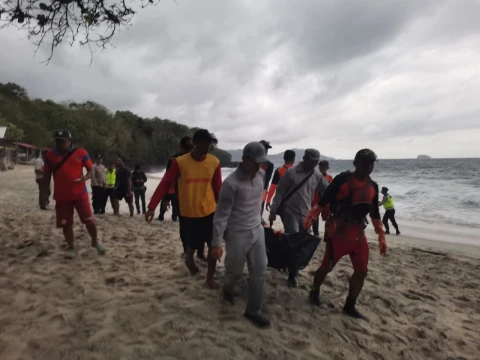 Korban saat dievakuasi 