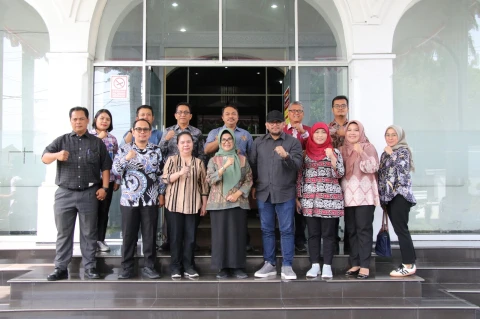 Wali Kota Siantar dr Susanti bersama USAID IUWASH dan APEKSI