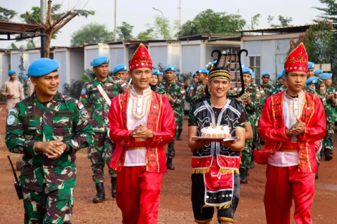 Satgas Kizi mengunjungi Camp Indo FPU dengan membawa kue ulang tahun spesial