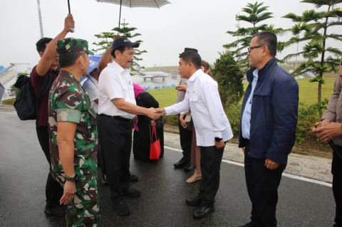 Penyambutan Luhut Panjaitan di Silangit 