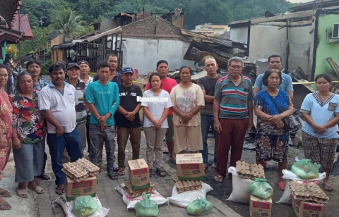 Tim Josmen Sitohang foto bersama dengan korban kebakaran, seusai menyerahkan bantuan dan partisipasi dari Bakal Calon Bupati Tapteng, Josmen Sitohang