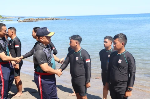 Personil Bakamla RI Zona Tengah mengikuti latihan selam lanjutan di Pantai Bulo
