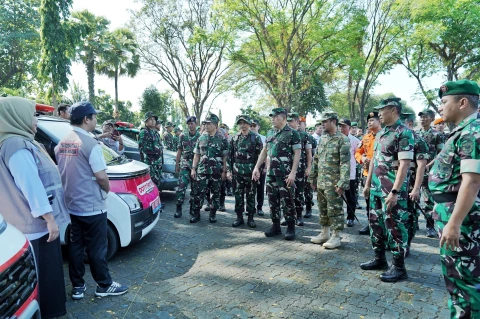 Marsekal Madya TNI M. Khairil Lubis melaksanakan peninjauan secara langsung kesiapan Batalyon Komposit PRCPB Kodam XIV/Hasanuddin
